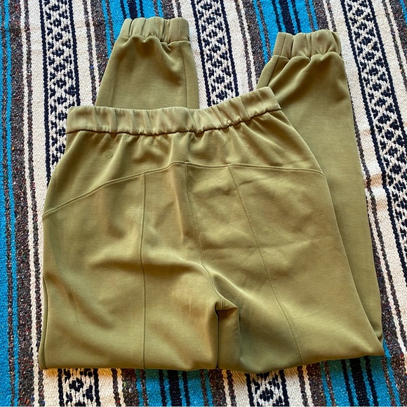 lululemon athletica Pants - Lululemon Loungewear/Activewear Joggers in Olive Green Womens size 6